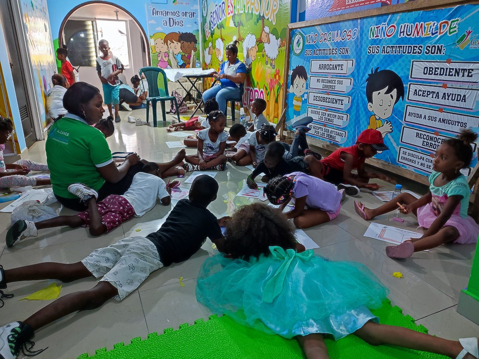 Niños y niñas en un proyecto educativo de la fundación
