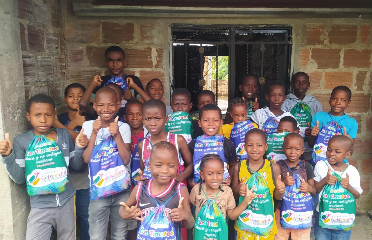 Entrega de kits escolares